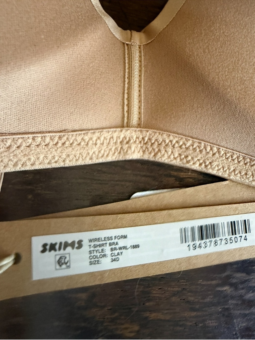 SKIMS Nude Seamless Wireless Bra - Picture 3 of 3